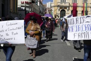 Marcha del Mercado Kantuta por escasez de dólar y combustible