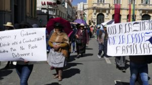 Marcha del Mercado Kantuta por escasez de dólar y combustible