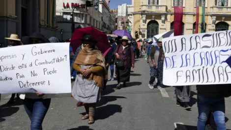 Marcha del Mercado Kantuta por escasez de dólar y combustible