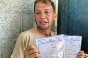 Gemelos palestinos fallecen en bombardeo mientras padre registraba su nacimiento