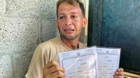 Gemelos palestinos fallecen en bombardeo mientras padre registraba su nacimiento