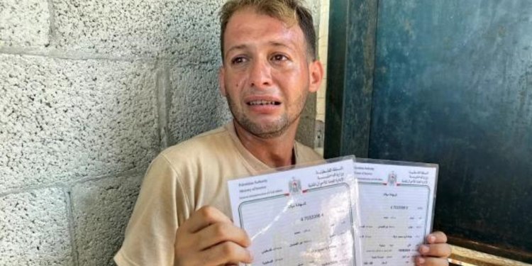 Gemelos palestinos fallecen en bombardeo mientras padre registraba su nacimiento