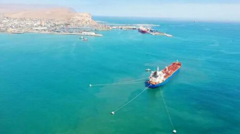 Descarga de diésel en Arica por el buque tanque Seinet