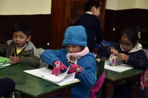 Niños asisten a su unidad educativa abrigados en la época de invierno