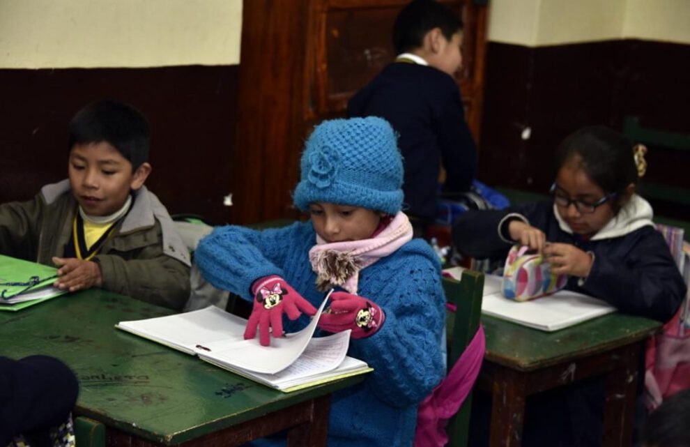 Niños asisten a su unidad educativa abrigados en la época de invierno