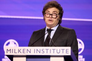 Javier Milei denuncia totalitarismo en la prensa y defiende libertad de expresión