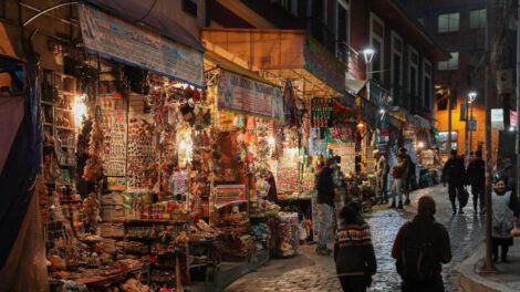 Vista del Mercado de las Brujas en La Paz, donde la magia y la cultura se fusionan