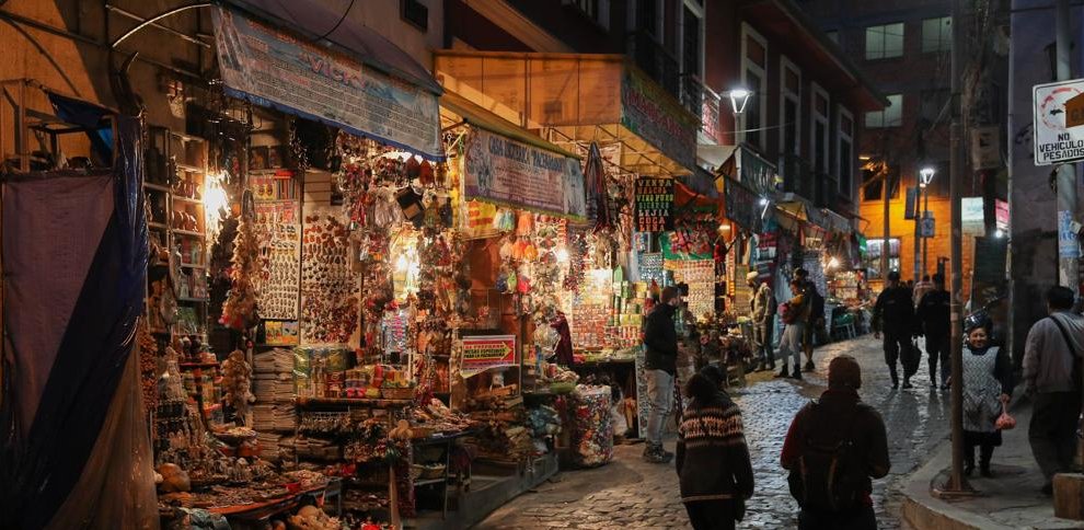Vista del Mercado de las Brujas en La Paz, donde la magia y la cultura se fusionan