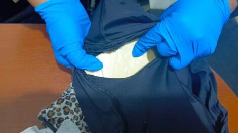 Cocaína oculta en la ropa íntima de la mujer