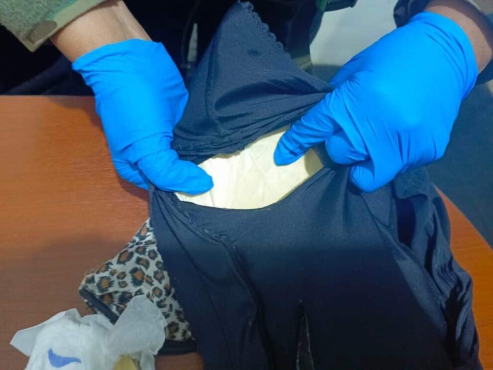 Cocaína oculta en la ropa íntima de la mujer