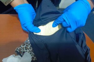 Cocaína oculta en la ropa íntima de la mujer