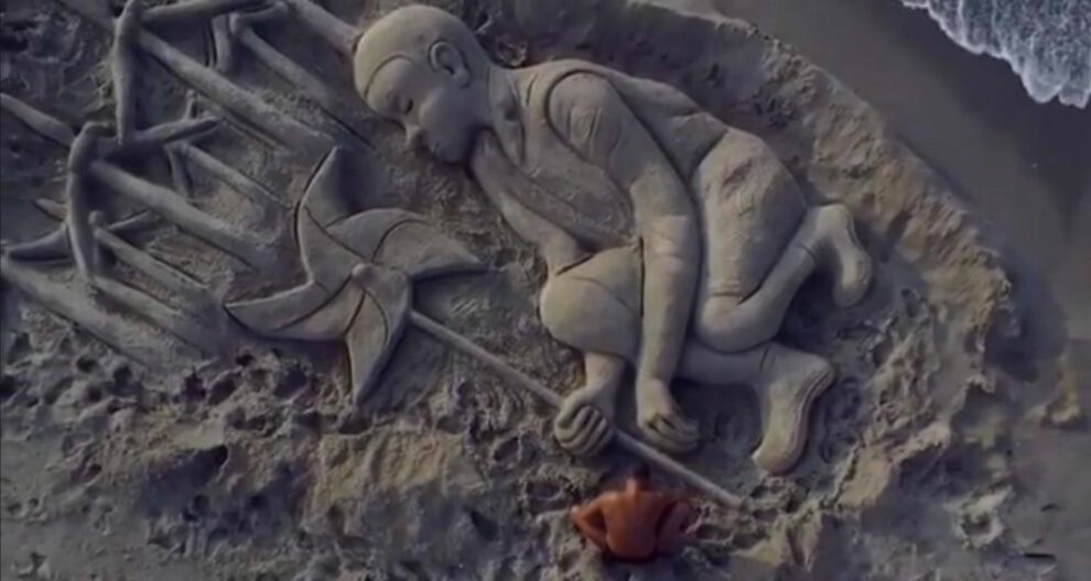 Escultura de arena en Cerdeña como protesta contra parques eólicos