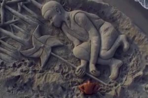 Escultura de arena en Cerdeña como protesta contra parques eólicos