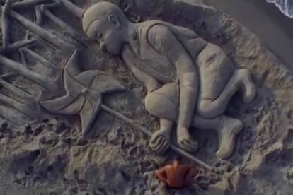Escultura de arena en Cerdeña como protesta contra parques eólicos
