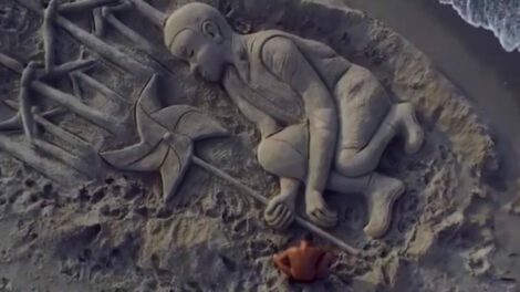 Escultura de arena en Cerdeña como protesta contra parques eólicos