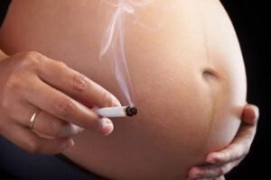Tabaquismo en embarazadas y su impacto en la salud del bebé