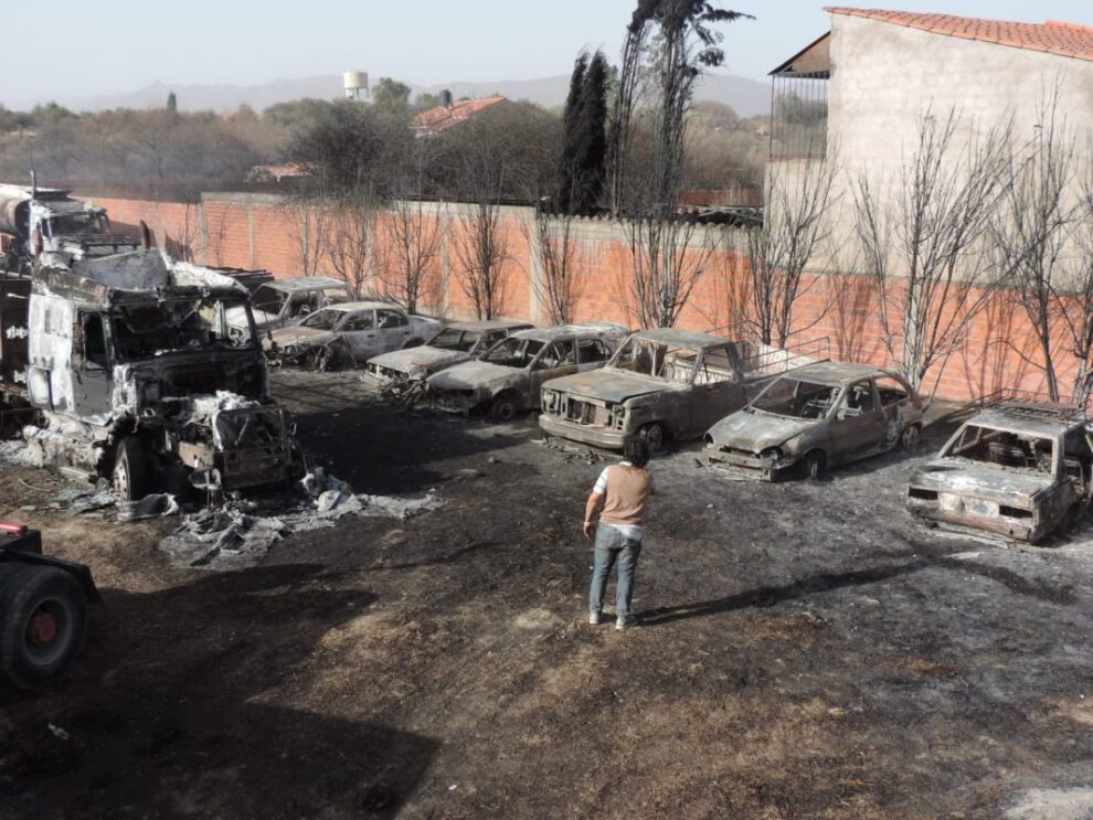 Incendio en Tarija que calcinó más de 60 vehículos