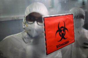 Técnicos de laboratorio que analizan el virus de mpox