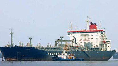 Descarga de diésel oil en Arica por YPFB
