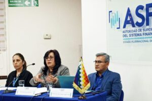 Acumular dólares es una mala decisión según Ivette Espinoza