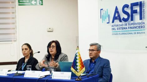 Acumular dólares es una mala decisión según Ivette Espinoza