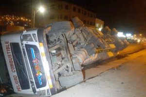 Vuelco de camión cisterna con diésel en Oruro