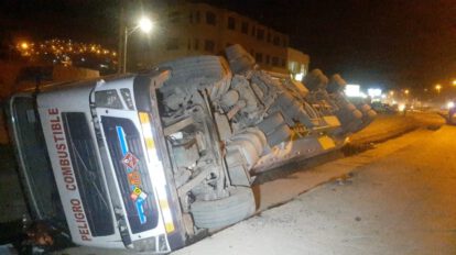 Vuelco de camión cisterna con diésel en Oruro