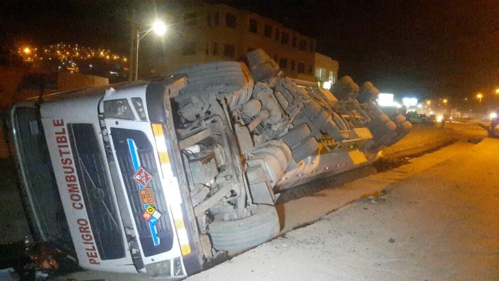 Vuelco de camión cisterna con diésel en Oruro