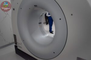 Denuncia contra exfuncionarios por irregularidades en compra de tomógrafo