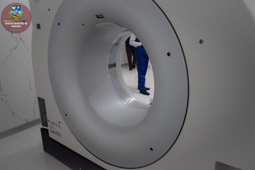 Denuncia contra exfuncionarios por irregularidades en compra de tomógrafo