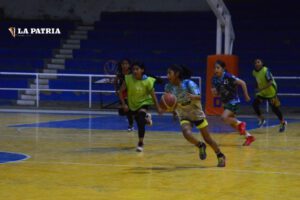 Selección U-14 damas de baloncesto se prepara intensamente para Copa Bolivia