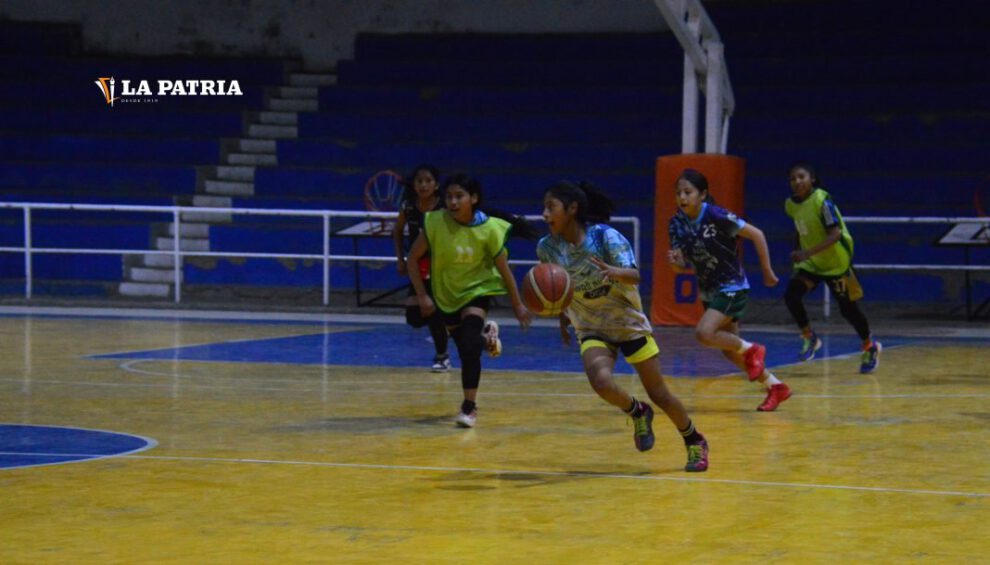 Selección U-14 damas de baloncesto se prepara intensamente para Copa Bolivia