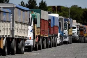 Aumento de fletes por alza del dólar en el transporte pesado