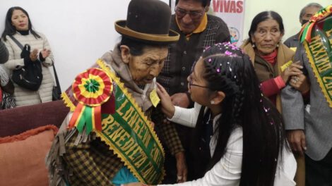 Benedicta, la mujer más longeva de El Alto, recibe un homenaje por sus 111 años
