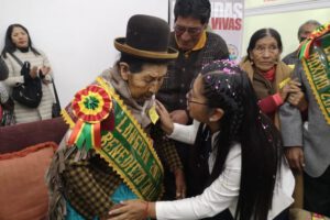 Benedicta, la mujer más longeva de El Alto, recibe un homenaje por sus 111 años