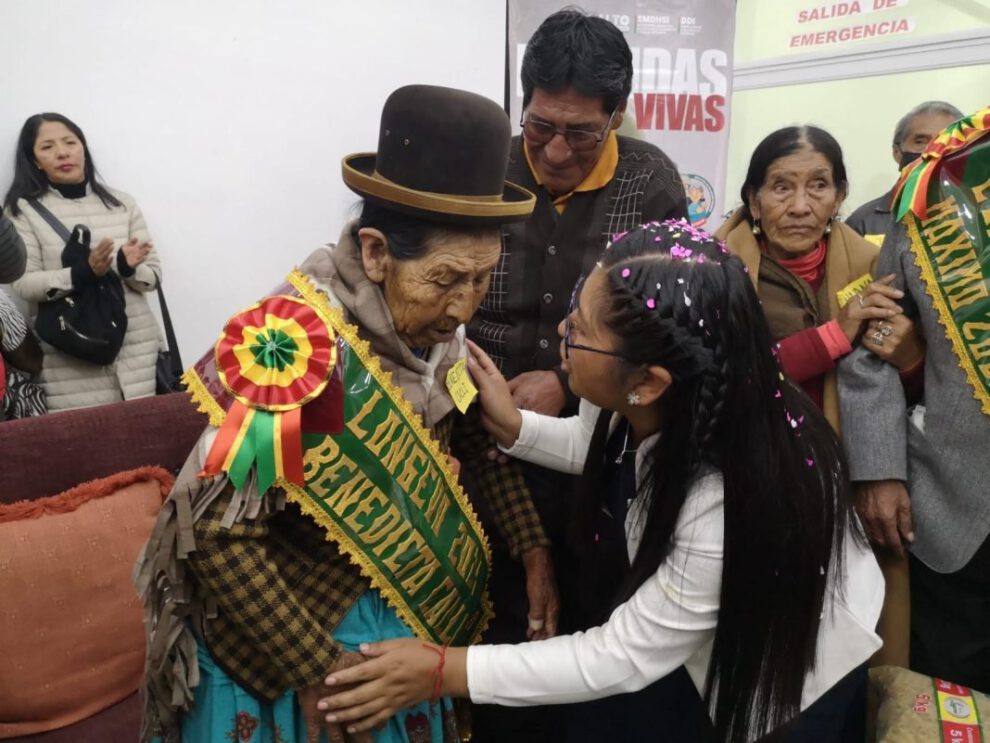 Benedicta, la mujer más longeva de El Alto, recibe un homenaje por sus 111 años