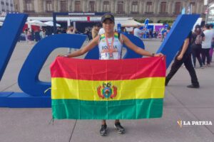Edith Mamani con la tricolor boliviana al final del Maratón de México