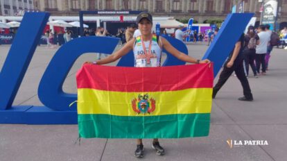 Edith Mamani con la tricolor boliviana al final del Maratón de México