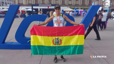 Edith Mamani con la tricolor boliviana al final del Maratón de México