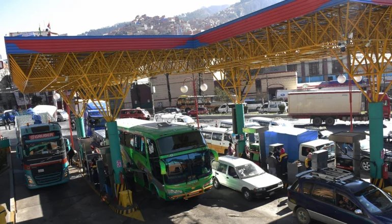 nacionalizar surtidores en Bolivia