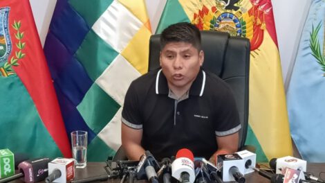 Senador Leonardo Loza critica propuestas de referéndum en Bolivia