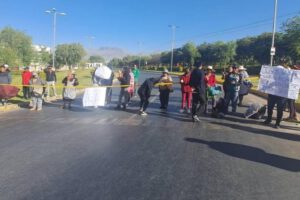 Bloqueo de avenidas en Cochabamba por padres exigiendo cambio de profesora