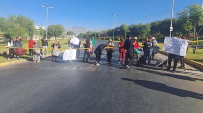 Bloqueo de avenidas en Cochabamba por padres exigiendo cambio de profesora