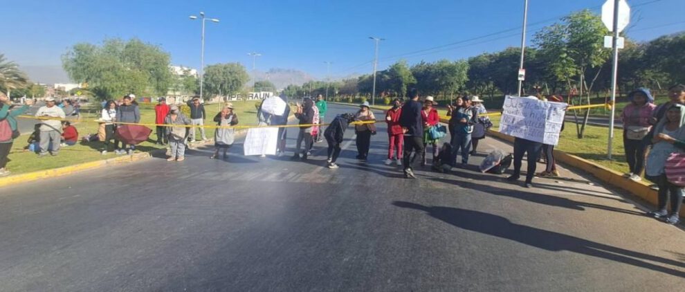 Bloqueo de avenidas en Cochabamba por padres exigiendo cambio de profesora