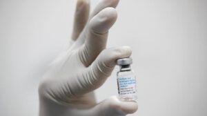 Funcionario de salud tailandés prepara una vacuna Mpox