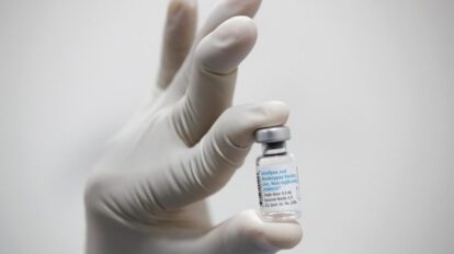 Funcionario de salud tailandés prepara una vacuna Mpox