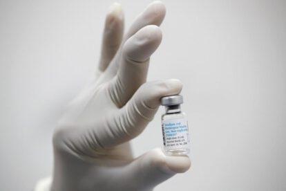 Funcionario de salud tailandés prepara una vacuna Mpox