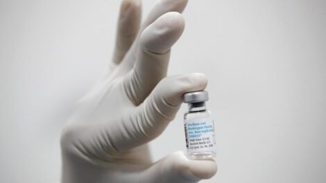 Funcionario de salud tailandés prepara una vacuna Mpox