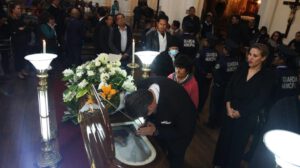 Personas asisten al velorio del padre Eduardo Pérez