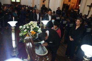 Personas asisten al velorio del padre Eduardo Pérez